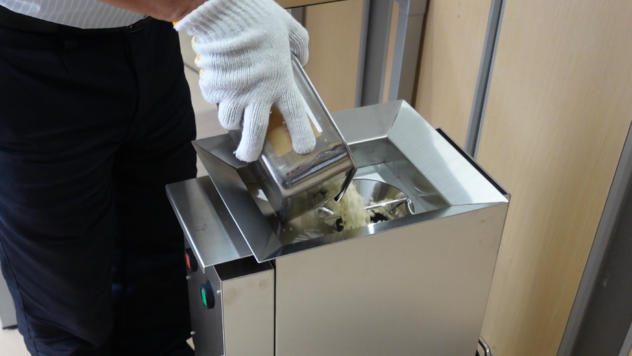 ① 揚げ終わった揚げカスを、そのまま投入